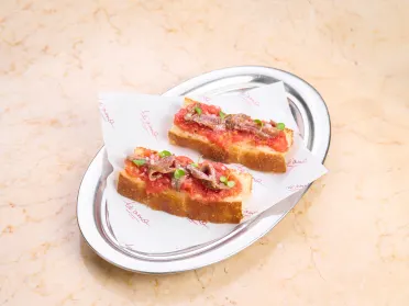 Anchovy, tomat parut, bawang putih