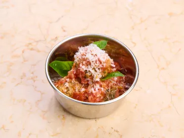 Bola-bola daging sapi, grana padano, basil
