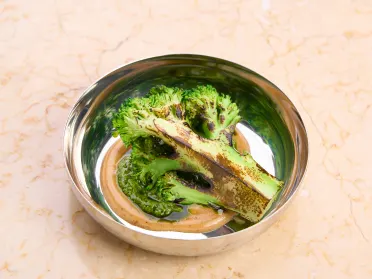 Brokoli, saus mustard, minyak anggur
