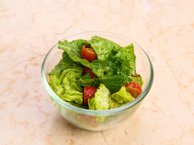 Ensalada de tomates cherry, mezcla de hojas verdes