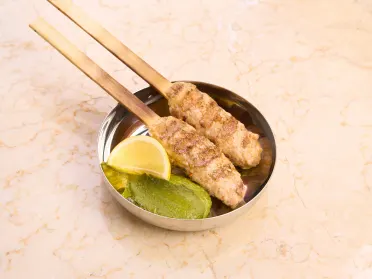 Sate ayam, pesto basil