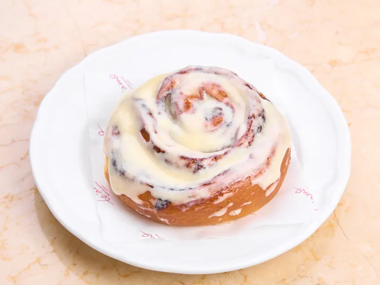 Cinnamon roll, frosting keju krim
