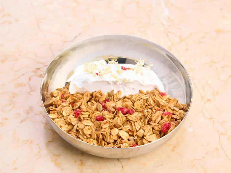 Granola, yogur de coco, arándanos rojos