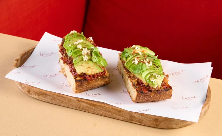 Toast di focaccia con avocado grigliato