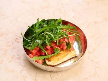 Halloumi, semangka, salad arugula