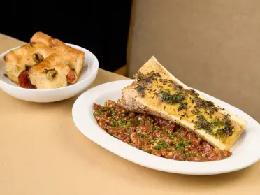 تارتار مقطع يدوياً ونخاع عظم مشوي
