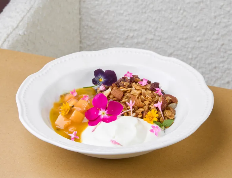 Hausgemachte Granola-Bowl