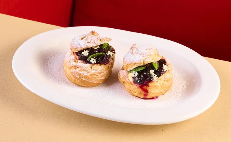 Choux de lemon curd y arándanos
