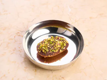 Madeleine, cokelat hitam, pistachio