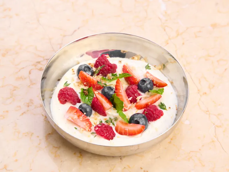 Ricotta batida, frutos rojos frescos