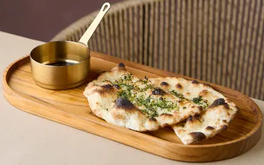 लकड़ी की भट्ठी में सिकी फ्लैटब्रेड